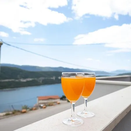 Amare Neum